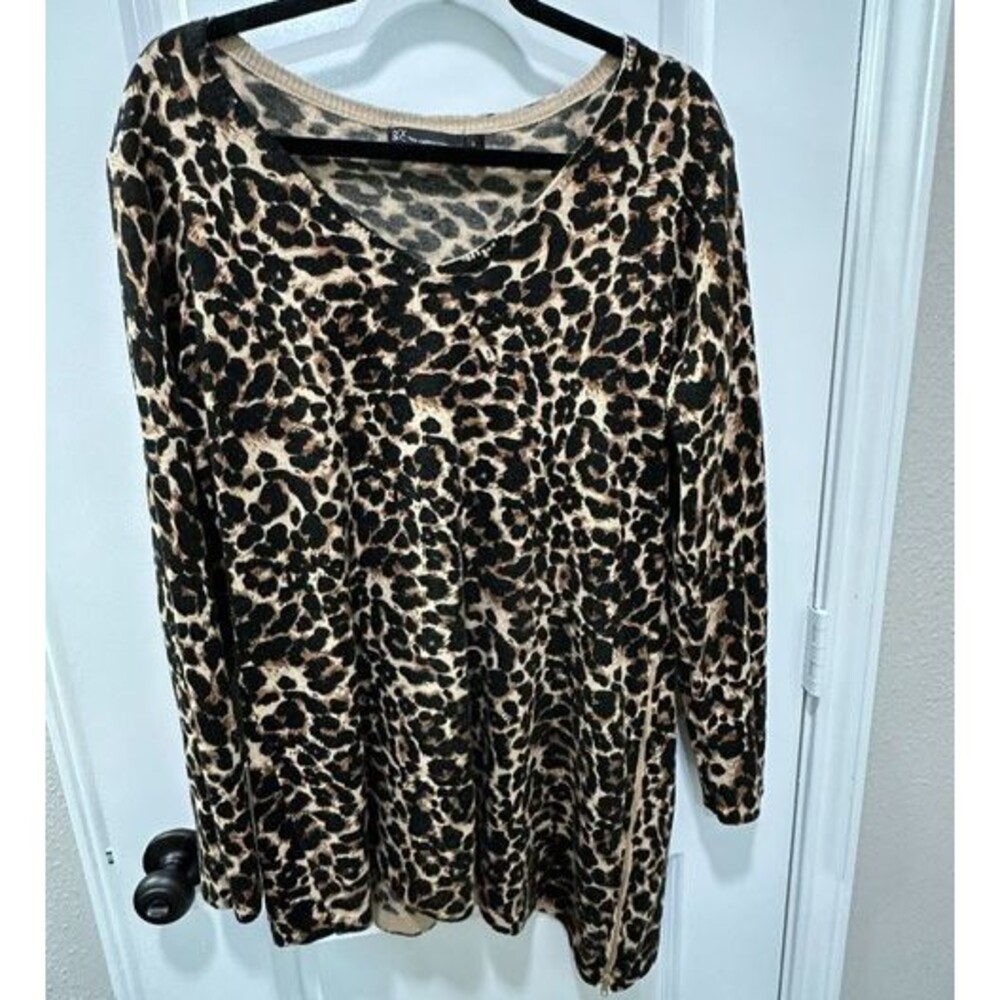 New York & Company Sz L Leopard Animal Print Sweater Asymmetric Hem Zip Accent